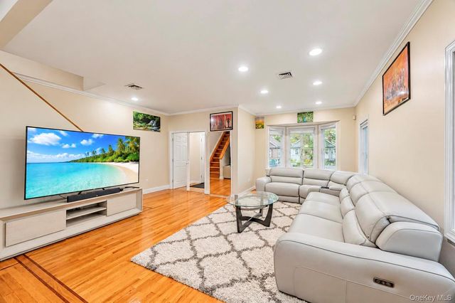 14 N 4th Street, New Hyde Park, NY 11040