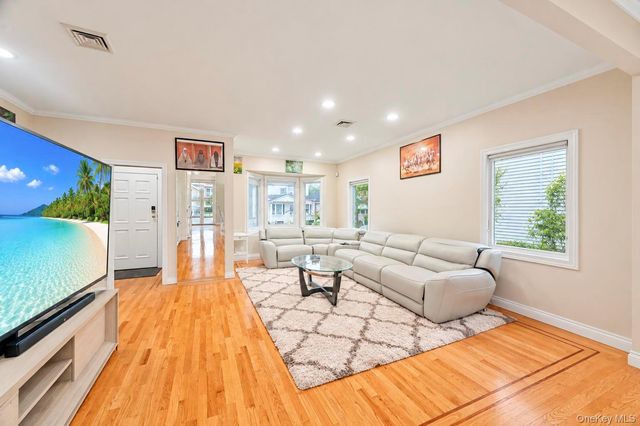 14 N 4th Street, New Hyde Park, NY 11040