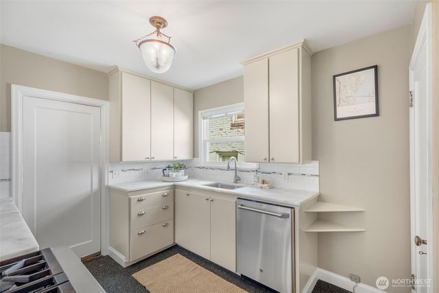 4335 NE 42nd Street, Seattle, WA 98105