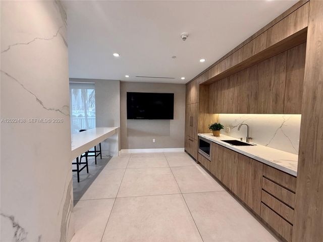 801 N Venetian Dr 408, Miami, FL 33139