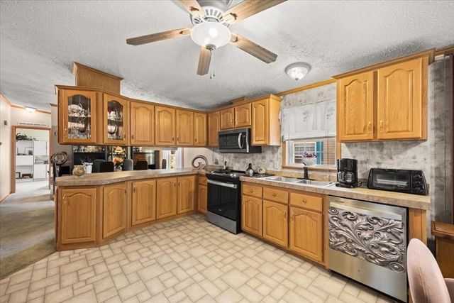 59 Robin Dr, Tiverton, RI 02878