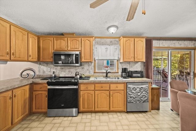 59 Robin Dr, Tiverton, RI 02878