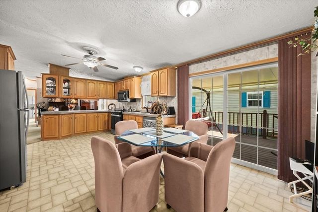 59 Robin Dr, Tiverton, RI 02878