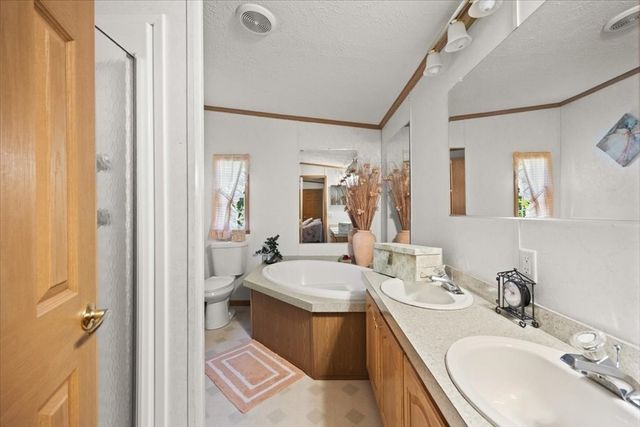 59 Robin Dr, Tiverton, RI 02878