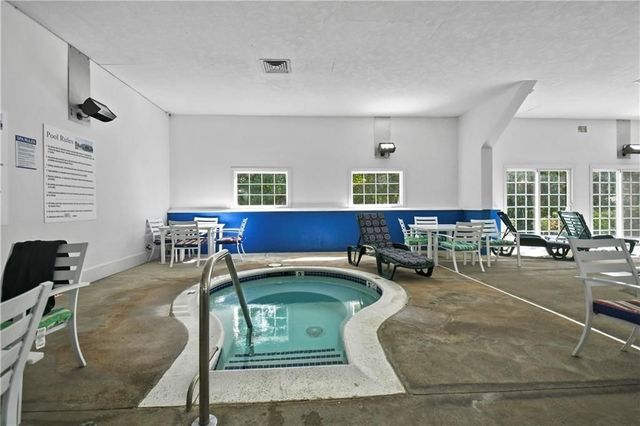59 Robin Dr, Tiverton, RI 02878