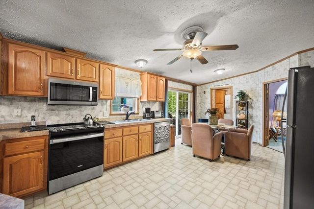 59 Robin Dr, Tiverton, RI 02878