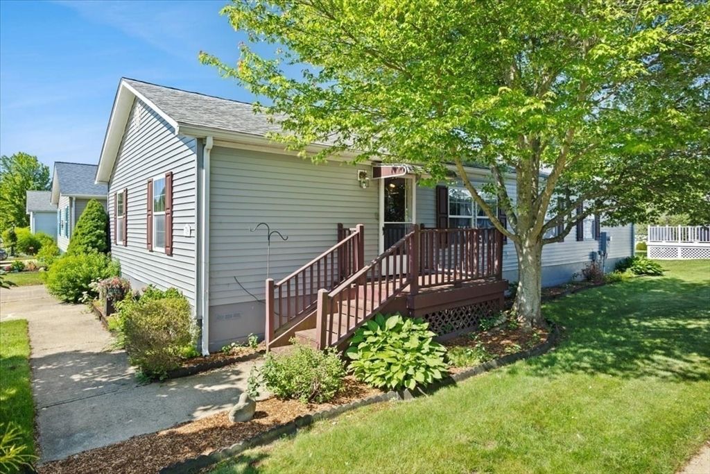 59 Robin Dr, Tiverton, RI 02878