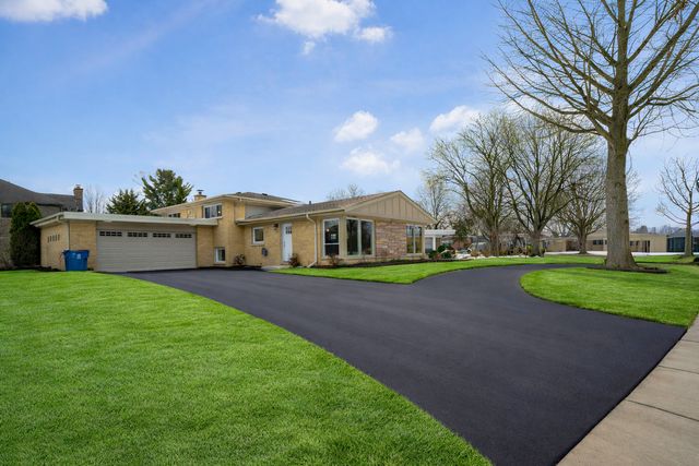 703 W Man A Wa Trail, Mount Prospect, IL 60056