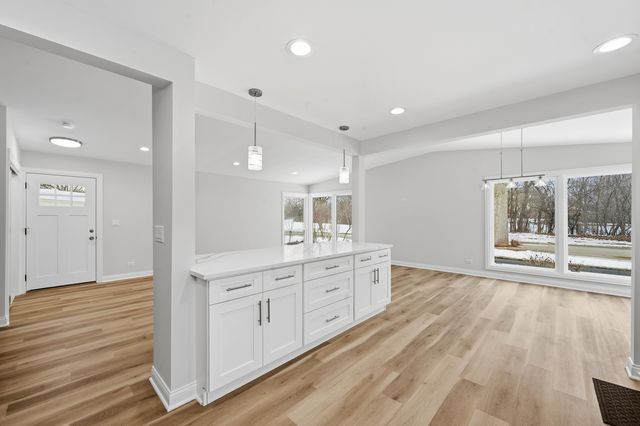 703 W Man A Wa Trail, Mount Prospect, IL 60056