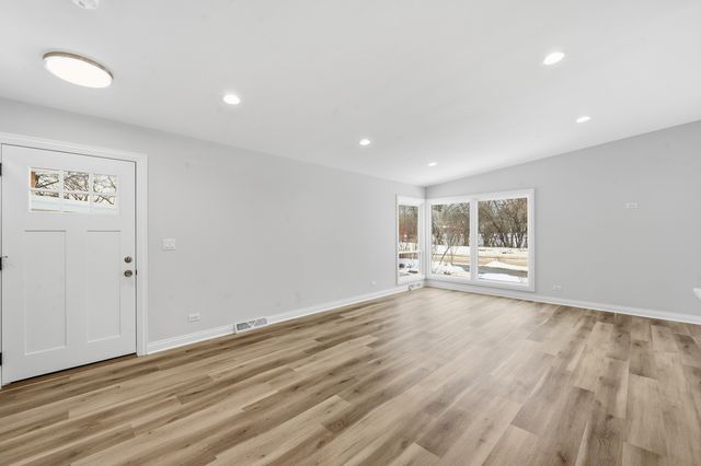 703 W Man A Wa Trail, Mount Prospect, IL 60056