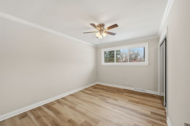 703 W Man A Wa Trail, Mount Prospect, IL 60056