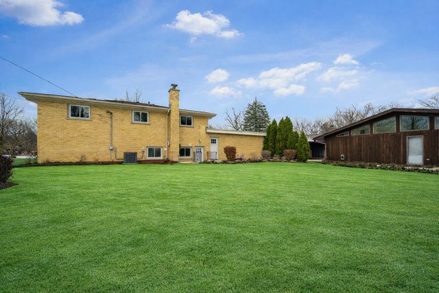 703 W Man A Wa Trail, Mount Prospect, IL 60056