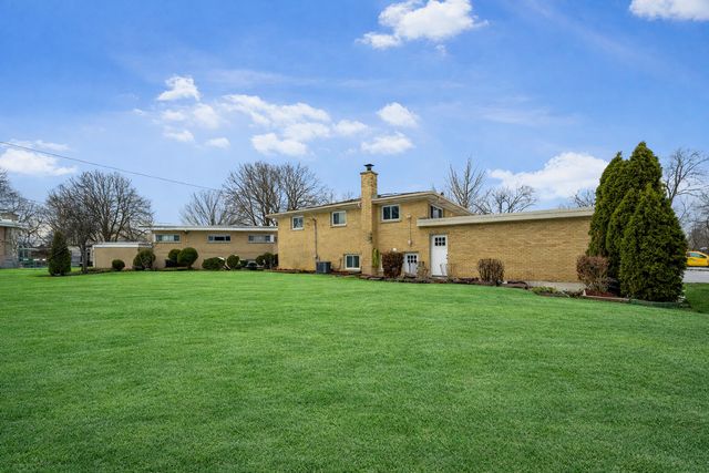 703 W Man A Wa Trail, Mount Prospect, IL 60056