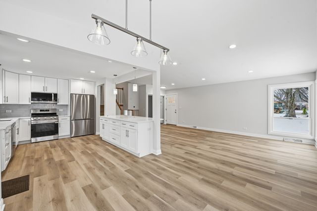 703 W Man A Wa Trail, Mount Prospect, IL 60056