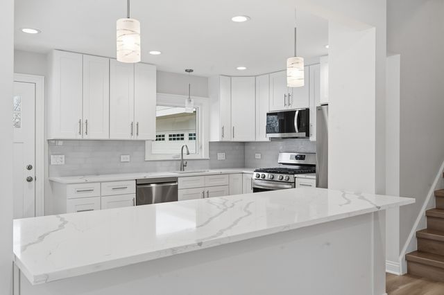 703 W Man A Wa Trail, Mount Prospect, IL 60056