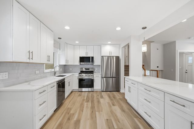 703 W Man A Wa Trail, Mount Prospect, IL 60056