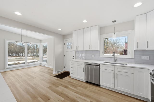 703 W Man A Wa Trail, Mount Prospect, IL 60056