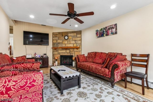 36 Hickory Hill Ct, Rockaway Twp., NJ 07866
