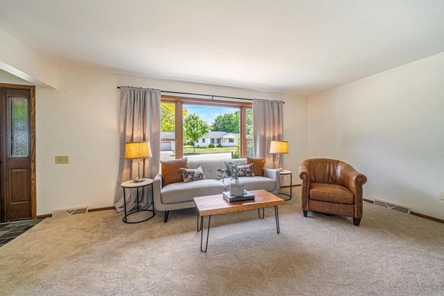 1735 ARLINGTON DRIVE, Oshkosh, WI 54904