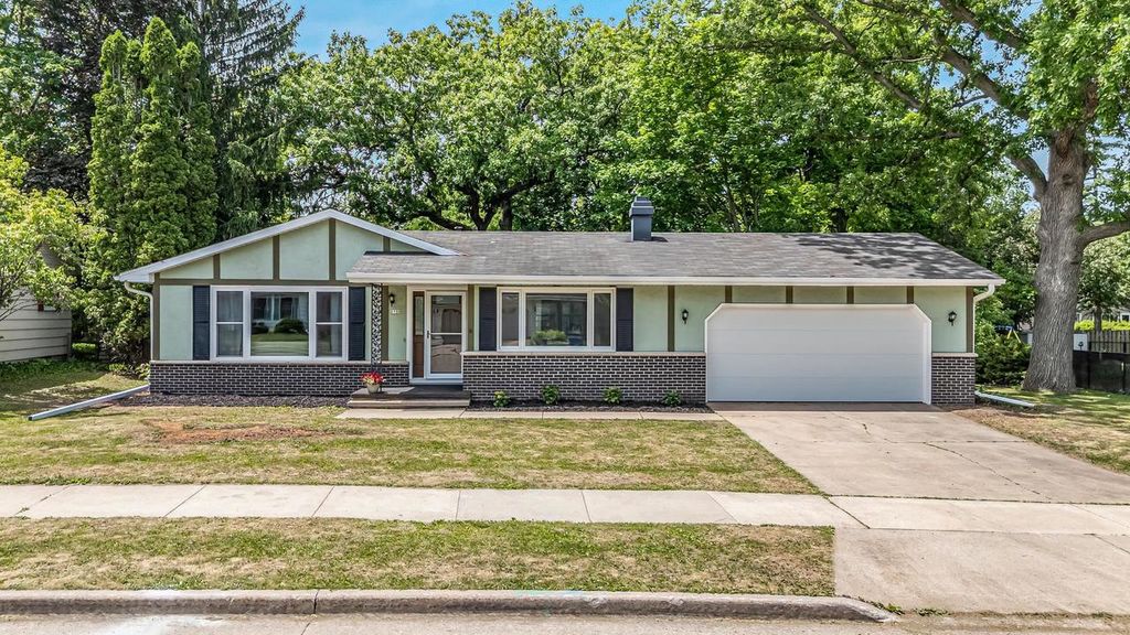 1735 ARLINGTON DRIVE, Oshkosh, WI 54904