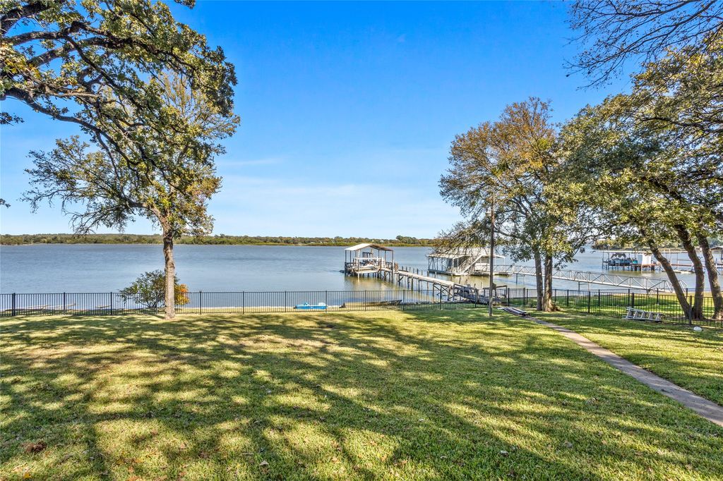916 Kimbrough Road, Azle, TX 76020