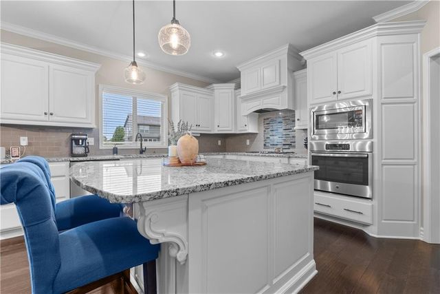 405 SE Mill Creek Circle, Lee's Summit, MO 64063