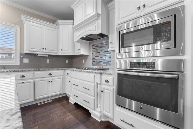 405 SE Mill Creek Circle, Lee's Summit, MO 64063