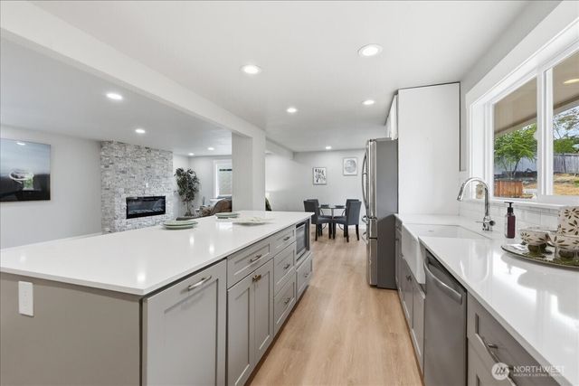 1724 N Narrows Drive, Tacoma, WA 98406
