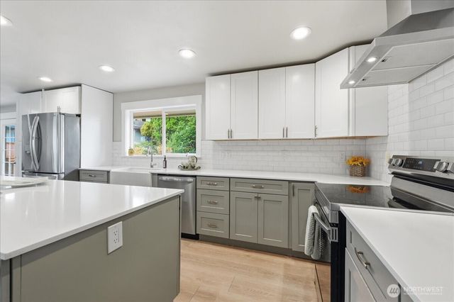 1724 N Narrows Drive, Tacoma, WA 98406