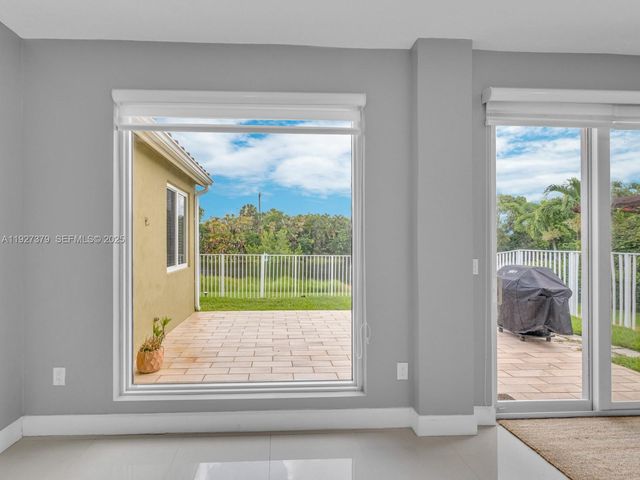933 Falling Water Rd, Weston, FL 33326