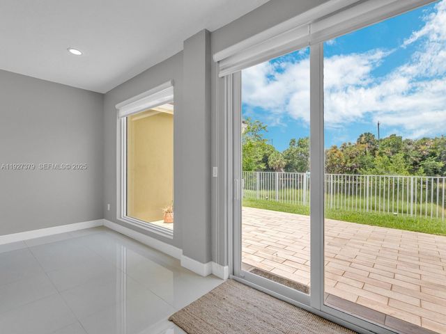 933 Falling Water Rd, Weston, FL 33326