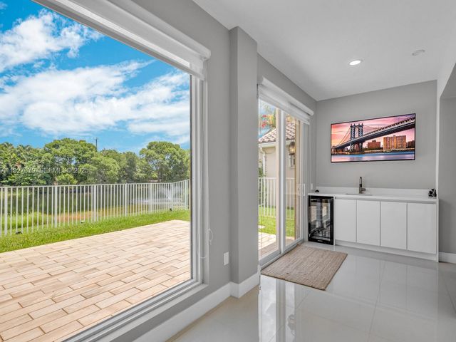 933 Falling Water Rd, Weston, FL 33326