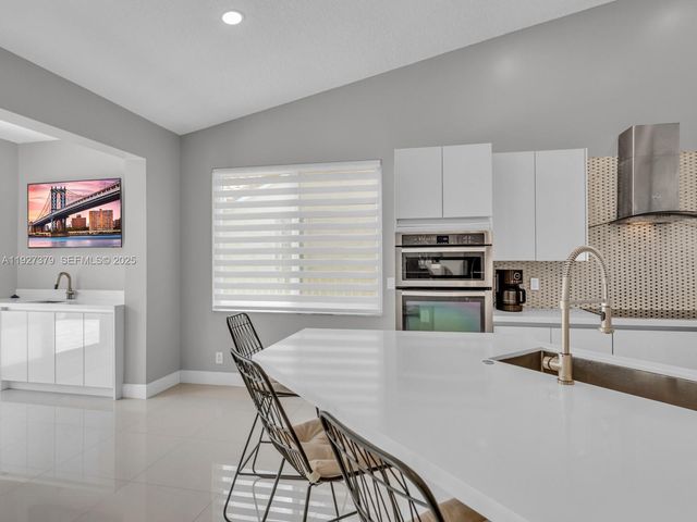 933 Falling Water Rd, Weston, FL 33326