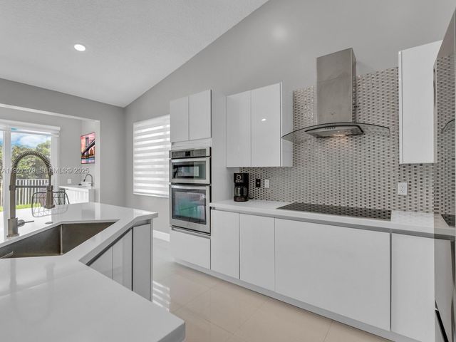 933 Falling Water Rd, Weston, FL 33326