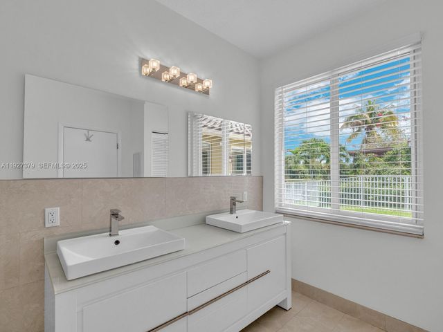 933 Falling Water Rd, Weston, FL 33326