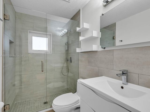 933 Falling Water Rd, Weston, FL 33326