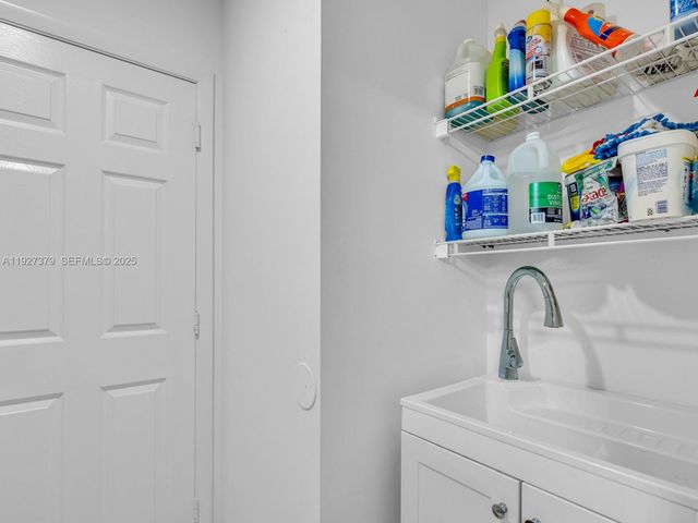 933 Falling Water Rd, Weston, FL 33326