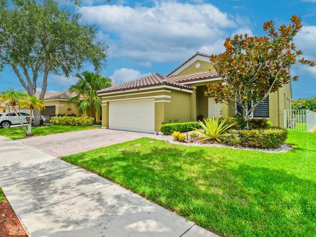 933 Falling Water Rd, Weston, FL 33326