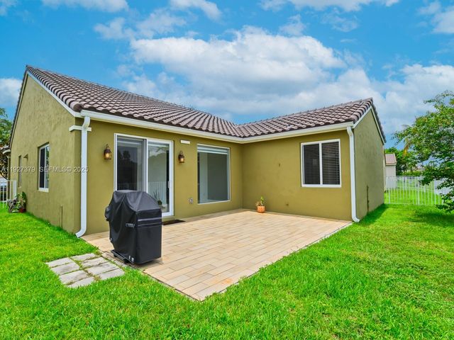 933 Falling Water Rd, Weston, FL 33326