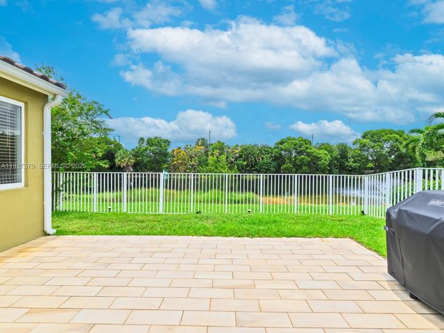 933 Falling Water Rd, Weston, FL 33326