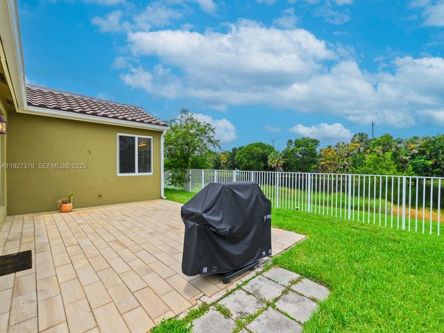 933 Falling Water Rd, Weston, FL 33326