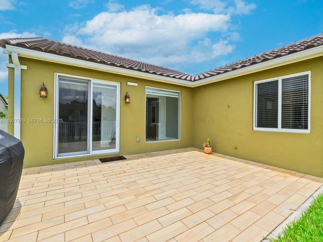 933 Falling Water Rd, Weston, FL 33326