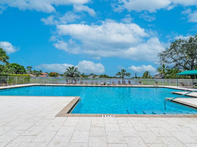 933 Falling Water Rd, Weston, FL 33326