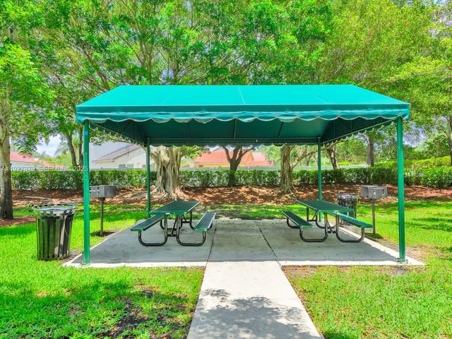 933 Falling Water Rd, Weston, FL 33326