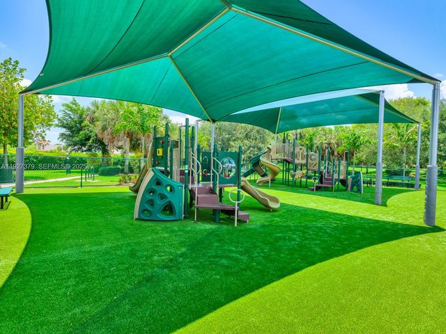 933 Falling Water Rd, Weston, FL 33326