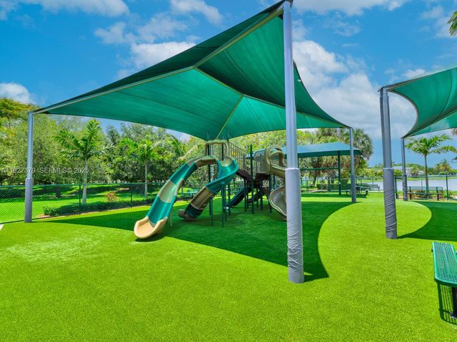 933 Falling Water Rd, Weston, FL 33326