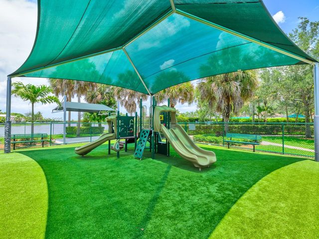 933 Falling Water Rd, Weston, FL 33326