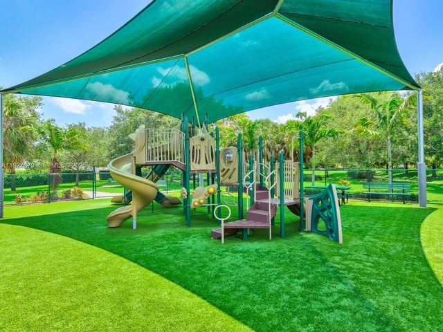 933 Falling Water Rd, Weston, FL 33326