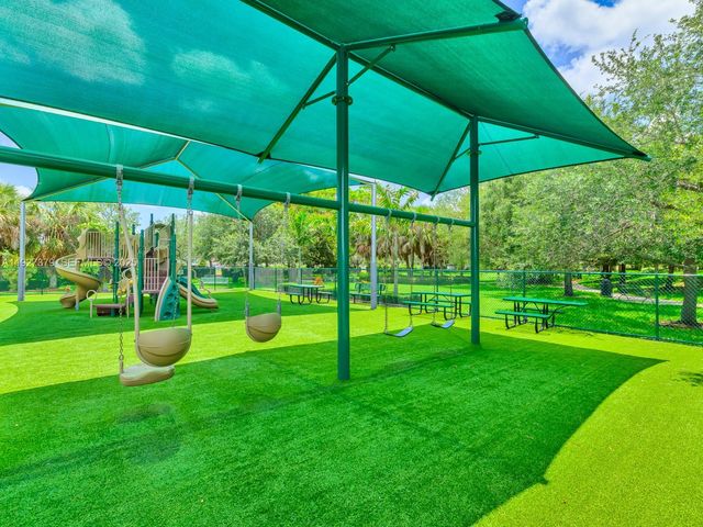 933 Falling Water Rd, Weston, FL 33326