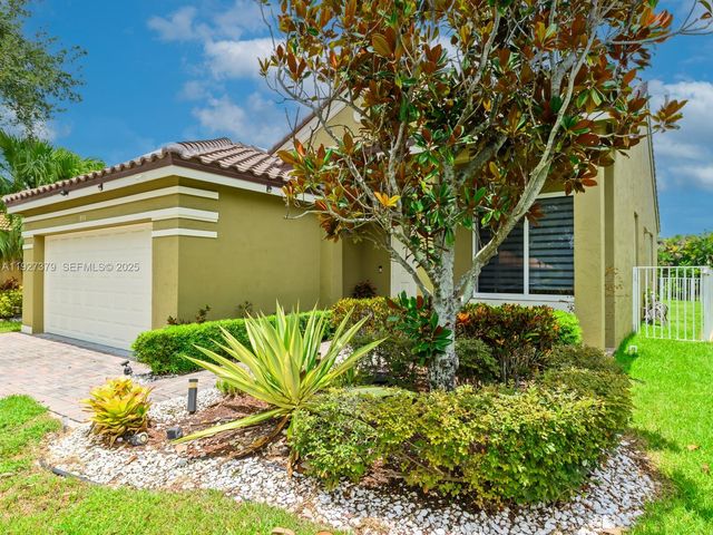 933 Falling Water Rd, Weston, FL 33326